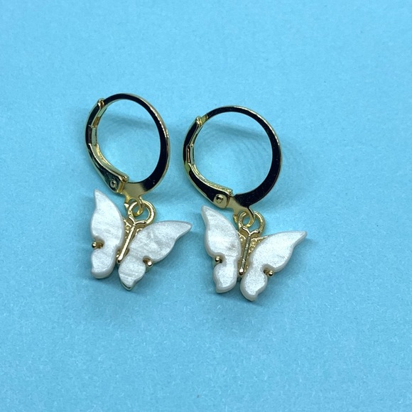 🌟 Gold Plated Hoop Butterfly 🦋 Earrings - Picture 4 of 4
